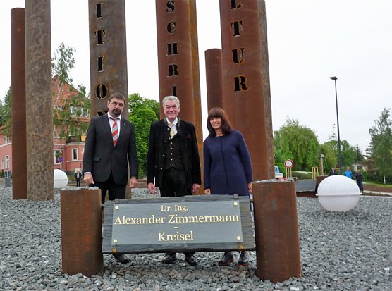 Kreisverkehr freigegeben (Foto: Karl-Heinz Herrmann) Kreisverkehr freigegeben (Foto: Karl-Heinz Herrmann)