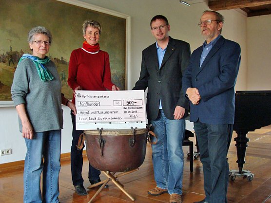 Spendenscheck &uuml;bergeben (Foto: Regionalmuseum Bad Frankenhausen)