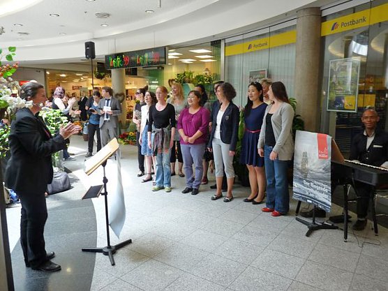 Singen in der Galerie (Foto: Karl-Heinz Herrmann)