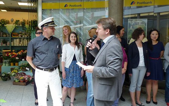 Singen in der Galerie (Foto: Karl-Heinz Herrmann)