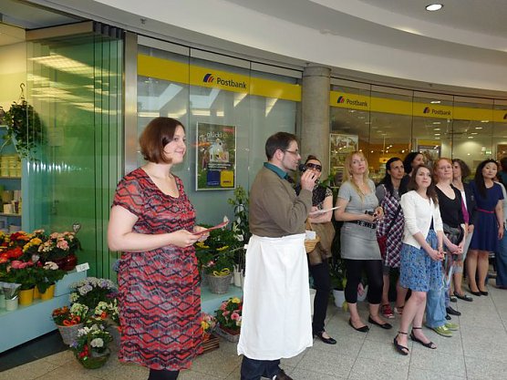 Singen in der Galerie (Foto: Karl-Heinz Herrmann)
