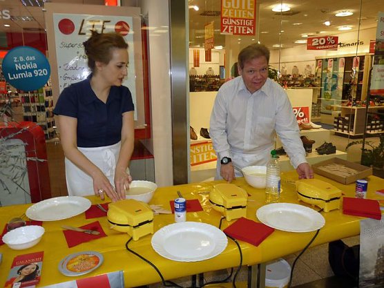 Singen in der Galerie (Foto: Karl-Heinz Herrmann)