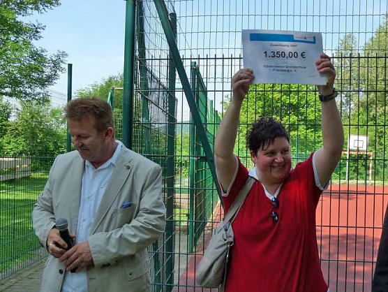 Bolzplatz wird verbessert (Foto: Karl-Heinz Herrmann) Bolzplatz wird verbessert (Foto: Karl-Heinz Herrmann)