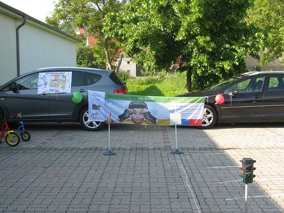 Sicheres Verhalten im Straßenverkehr (Foto: Bernd Müller) Sicheres Verhalten im Straßenverkehr (Foto: Bernd Müller)