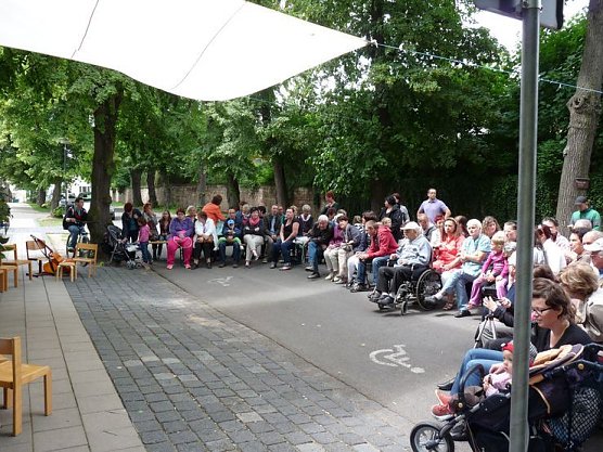 Tanz unterm Zuckert&uuml;tenbaum (Foto: Karl-Heinz Herrmann)