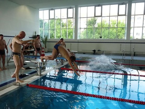 Und ab ins Wasser (Foto: Karl-Heinz Herrmann)