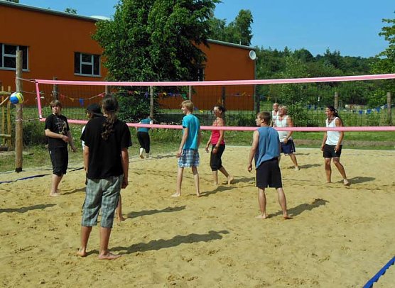 Beachvolleyball auf dem Abenteuerspielplatz (Foto: Stadtjugendring) Beachvolleyball auf dem Abenteuerspielplatz (Foto: Stadtjugendring)