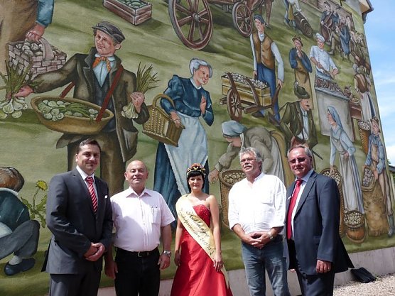 Volksfest vor Wandbild (Foto: Karl-Heinz Herrmann) Volksfest vor Wandbild (Foto: Karl-Heinz Herrmann)