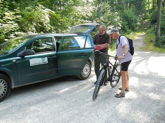 Waldschadenserhebung (Foto: Hans-Jürgen Schmidt) Waldschadenserhebung (Foto: Hans-Jürgen Schmidt)