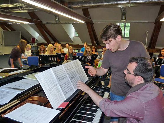 Beim Proben vorbeigeschaut (Foto: Karl-Heinz Herrmann) Beim Proben vorbeigeschaut (Foto: Karl-Heinz Herrmann)