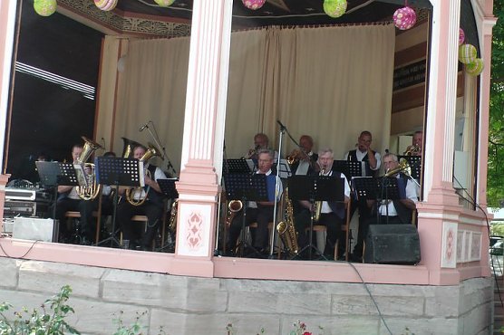 Flucht in den Schatten, (Foto: Karl-Heinz Herrmann) Flucht in den Schatten, (Foto: Karl-Heinz Herrmann)