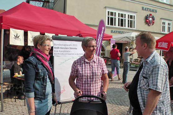 Mit Bürgern im Gespräch (1) (Foto: Karl-Heinz Herrmann) Mit Bürgern im Gespräch (1) (Foto: Karl-Heinz Herrmann)