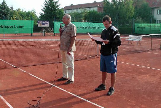 Tennisnachwuchs kämpft (Foto: Karl-Heinz Herrmann) Tennisnachwuchs kämpft (Foto: Karl-Heinz Herrmann)