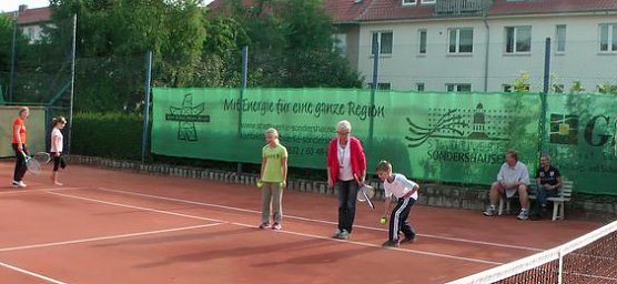 Tennisnachwuchs kämpft (Foto: Karl-Heinz Herrmann) Tennisnachwuchs kämpft (Foto: Karl-Heinz Herrmann)