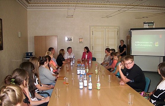 Landr&auml;tin empf&auml;ngt polnische Jugendliche (Foto: Landratsamt Kyffh&auml;userkreis)