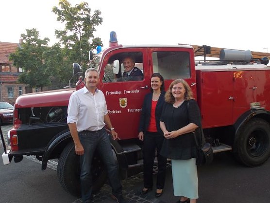 Lottomittel an Feuerwehrverein &uuml;bergeben (Foto: Wahlkreisb&uuml;ro Dorothea Marx)