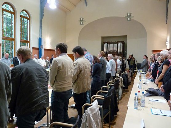 Schweigeminute im Kreistag (Foto: Karl-Heinz Herrmann) Schweigeminute im Kreistag (Foto: Karl-Heinz Herrmann)