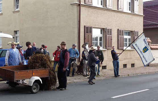 Kirmesburschen unterwegs (Foto: Karl-Heinz Herrmann) Kirmesburschen unterwegs (Foto: Karl-Heinz Herrmann)