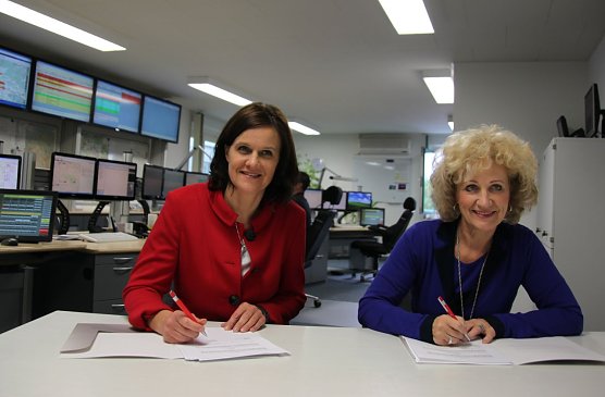 Hochwind (links), Keller beim Unterschreiben (Foto: J. Piper)