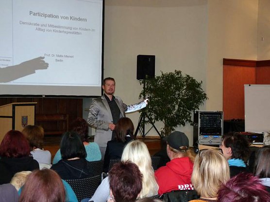 F&uuml;r die Kindererziehung (Foto: Karl-Heinz Herrmann)