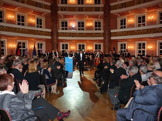 Feierlicher Festakt (Foto: Karl-Heinz Herrmann) Feierlicher Festakt (Foto: Karl-Heinz Herrmann)