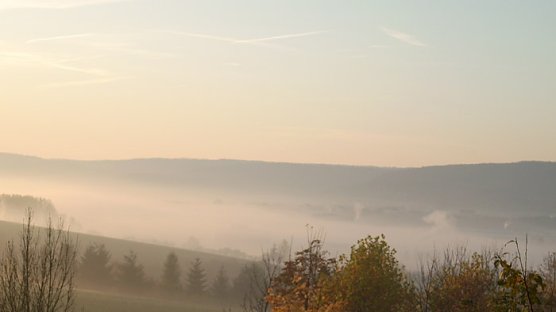 Nebelbank im Wippertal (Foto: Karl-Heinz Herrmann) Nebelbank im Wippertal (Foto: Karl-Heinz Herrmann)