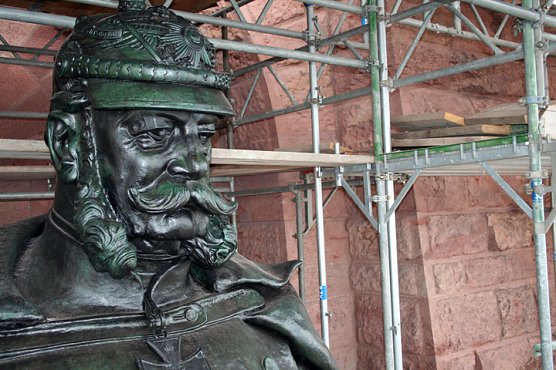 Dem Kaiser am Bart kraulen (Foto: Kyffhäusertourismusverband) Dem Kaiser am Bart kraulen (Foto: Kyffhäusertourismusverband)