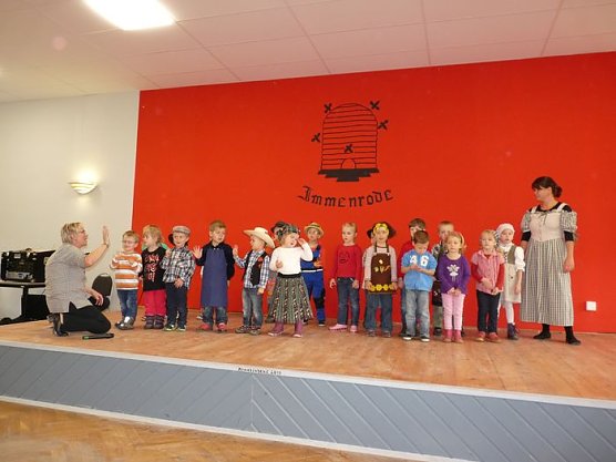 Saaleinweihung Immenrode (Foto: Karl-Heinz Herrmann) Saaleinweihung Immenrode (Foto: Karl-Heinz Herrmann)