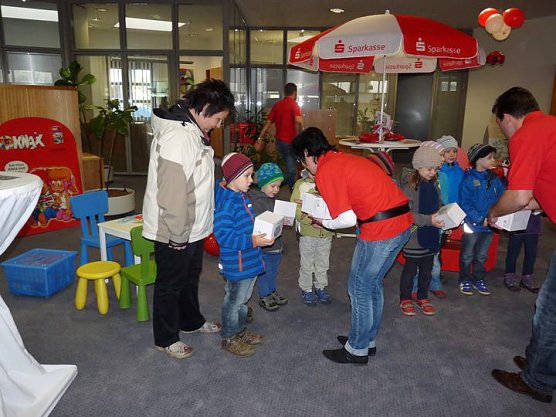 Ständchen zum Weltspartag (Foto: Karl-Heinz Herrmann) Ständchen zum Weltspartag (Foto: Karl-Heinz Herrmann)