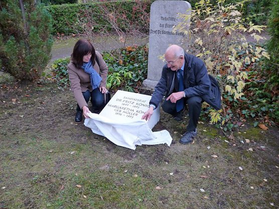 Gedenkstein enth&uuml;llt (Foto: Karl-Heinz Herrmann)