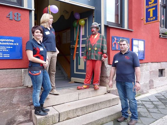 Kräftig beim Feiern (Foto: Karl-Heinz Herrmann) Kräftig beim Feiern (Foto: Karl-Heinz Herrmann)