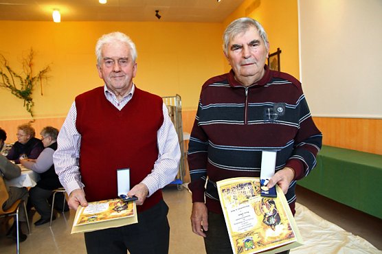 Auszeichnung durch den Kreisfeuerwehrverband (Foto: G&uuml;nter Herting)