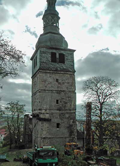 Untergrund wird untersucht (Foto: Karl-Heinz Herrmann) Untergrund wird untersucht (Foto: Karl-Heinz Herrmann)
