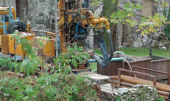 Untergrund wird untersucht (Foto: Karl-Heinz Herrmann) Untergrund wird untersucht (Foto: Karl-Heinz Herrmann)