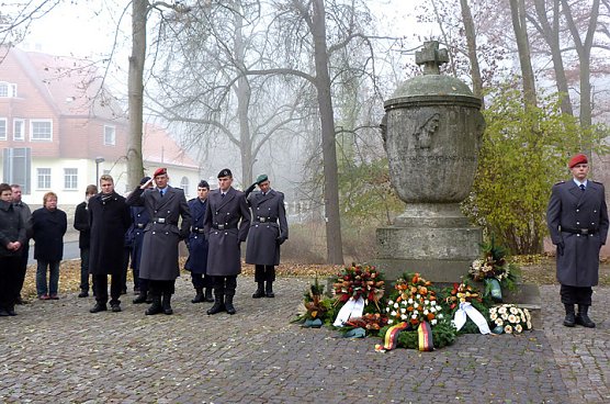 Volkstrauertag 2012 (Foto: Peter Möbius) Volkstrauertag 2012 (Foto: Peter Möbius)