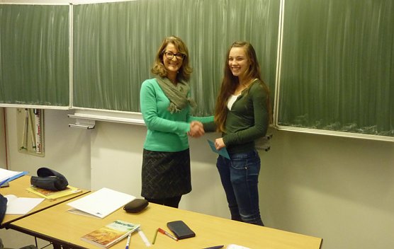 Gutschein &uuml;bergeben (Foto: IHK)