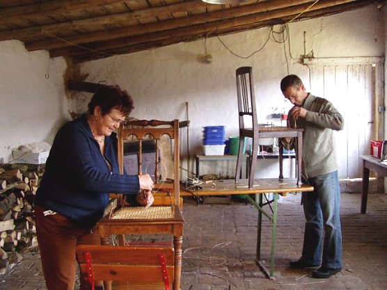 Stuhlflechten in Friedrichsrode (Foto: Karl-Heinz Herrmann) Stuhlflechten in Friedrichsrode (Foto: Karl-Heinz Herrmann)