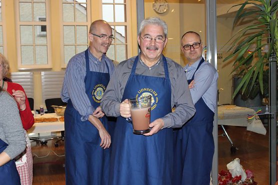 Aktion Weihnacht für die Tafel (Foto: Karl-Heinz Herrmann) Aktion Weihnacht für die Tafel (Foto: Karl-Heinz Herrmann)