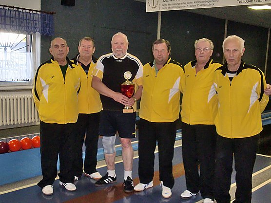 Pokal geht wieder auf Reisen (Foto: Knut Herzau)