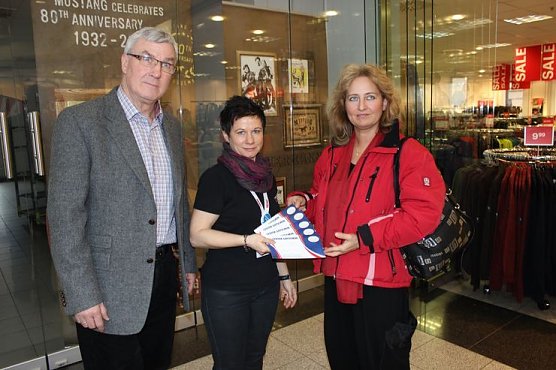 Spenden in der Galerie (Foto: Karl-Heinz Herrmann)