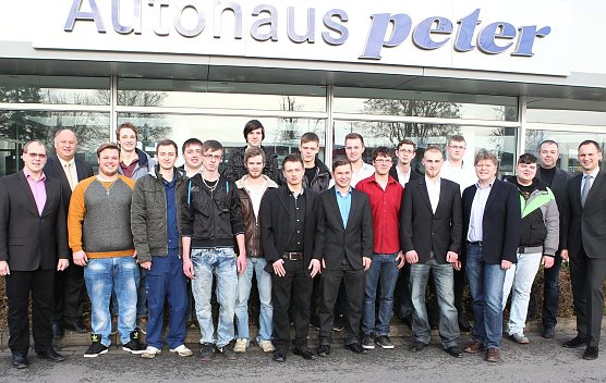 Angekommen. Die Neuen haben gerade ihre Arbeitsvertr&auml;ge unterschrieben. (Foto: nnz)