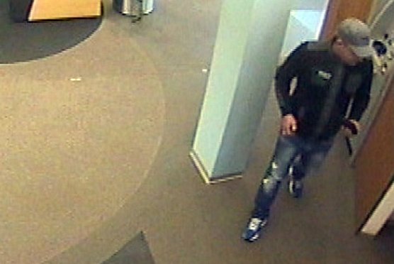 Wer kennt diesen Mann? (Foto: Polizei) Wer kennt diesen Mann? (Foto: Polizei)