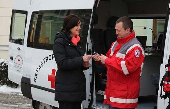 Neuer Einsatzleitwagen übergeben (Foto: Karl-Heinz Herrmann) Neuer Einsatzleitwagen übergeben (Foto: Karl-Heinz Herrmann)