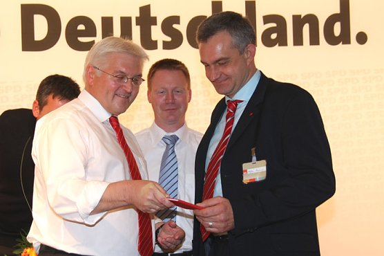 Steffen Lemme erh&auml;lt Parteibuch (Foto: SPD Kyffh&auml;userkreis)