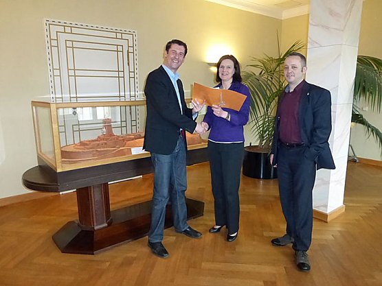 Unterzeichnung des Konzessionsvertrages (Foto: Landratsamt Kyffhäuserkreis) Unterzeichnung des Konzessionsvertrages (Foto: Landratsamt Kyffhäuserkreis)