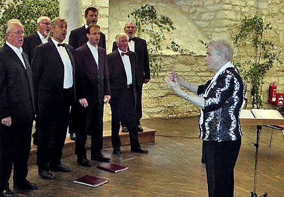 Taktstock-&Uuml;bergabe im Albert-Fischer-Chor (Foto: Friedrich Poppe)