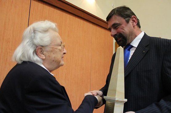 Ehrengabe &uuml;berreicht (Foto: Karl-Heinz Herrmann)