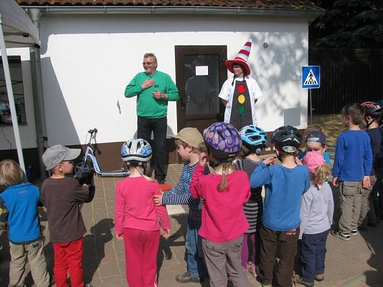Kinder sicher machen (Foto: Bernd Müller) Kinder sicher machen (Foto: Bernd Müller)
