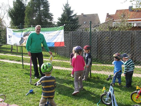 Kinder sicher machen (Foto: Bernd Müller) Kinder sicher machen (Foto: Bernd Müller)