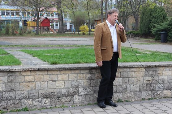 Ansturm auf die Schule (Foto: Karl-Heinz Herrmann) Ansturm auf die Schule (Foto: Karl-Heinz Herrmann)
